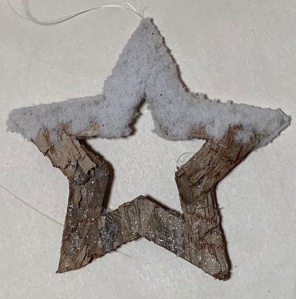 Holzstern aus Rebe, mit Schnee beschneit